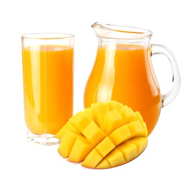 Beyaz arka plan üzerinde izole mango dilim mango suyu. mango suyu sürahi.