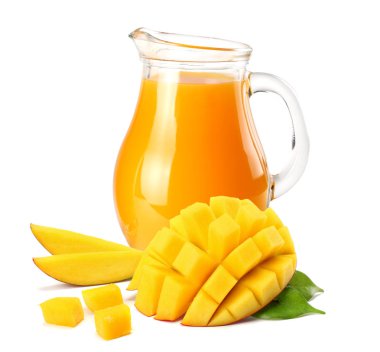 Beyaz arka plan üzerinde izole mango dilim mango suyu. mango suyu sürahi.