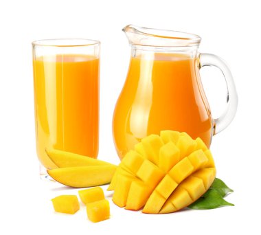 Beyaz arka plan üzerinde izole mango dilim mango suyu. mango suyu sürahi.