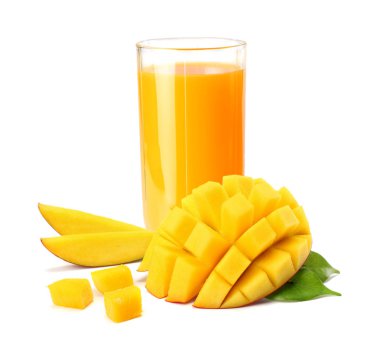 Beyaz arka plan üzerinde izole mango dilim mango suyu. mango suyu.