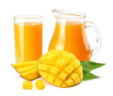 Beyaz arka plan üzerinde izole mango dilim mango suyu. mango suyu sürahi.