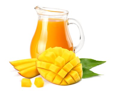 Beyaz arka plan üzerinde izole mango dilim mango suyu. mango suyu sürahi.