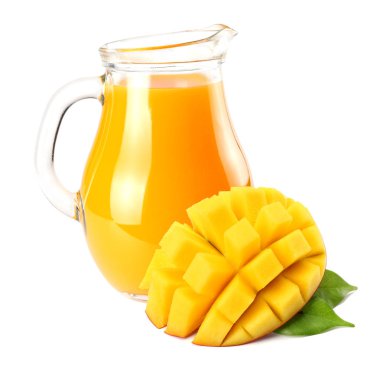 Beyaz arka plan üzerinde izole mango dilim mango suyu. mango suyu sürahi.