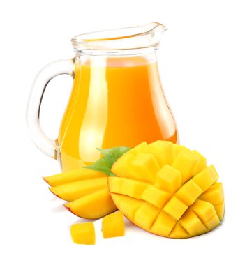 Beyaz arka plan üzerinde izole mango dilim mango suyu. mango suyu sürahi.