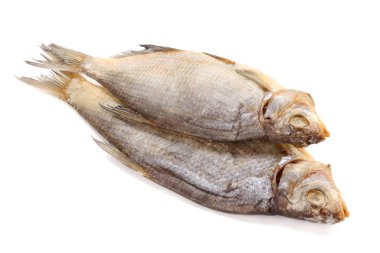 Kurutulmuş balık beyaz arka plan üzerinde izole. Bira bira kavramı. Bira arka plan