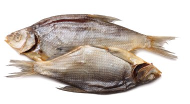 Kurutulmuş balık beyaz arka plan üzerinde izole. Bira bira kavramı. Bira arka plan