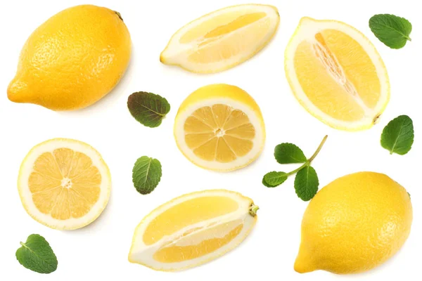 健康的食物 查出的绿色叶子的柠檬切片在白色背景顶部视图 — 图库照片