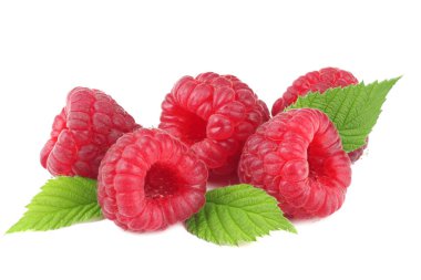 Olgun ahududu ve yeşil yapraklı beyaz arka plan makrosu.