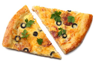 Beyaz arka plan üzerinde izole zeytinli pizza parçası. üstten görünüm