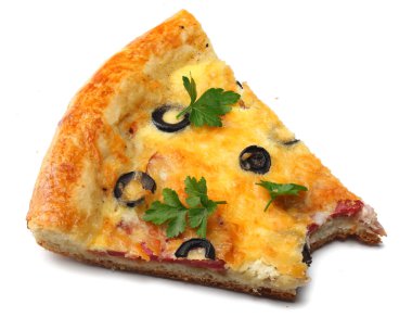 Beyaz arka plan üzerinde izole zeytinli pizza parçası. üstten görünüm