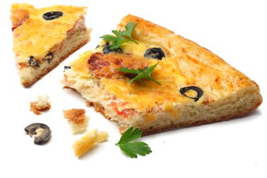 Beyaz arka plan üzerinde izole zeytinli pizza parçası. üstten görünüm