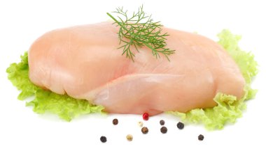 Beyaz arkaplanda çiğ tavuk filetosu.