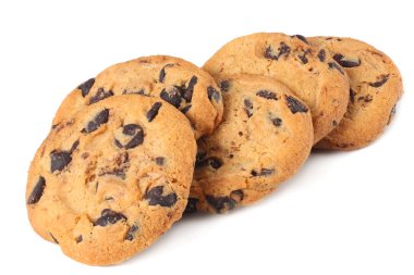 Beyaz arka planda izole edilmiş çikolatalı kurabiyeler. Tatlı bisküviler. Ev yapımı pasta.