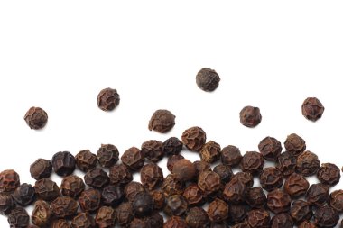 Beyaz arka planda karabiber izole edilmiş. en üstteki görünüm