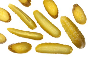 Beyaz arka plan üzerinde izole Marine salatalık turşusu dilimlenmiş. üstten görünüm