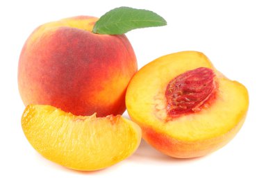 Şeftali meyve yaprak yeşil ve beyaz arka plan üzerinde izole dilimleri ile