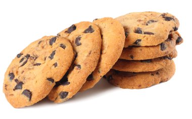 Beyaz arka planda izole edilmiş çikolatalı kurabiyeler. Tatlı bisküviler. Ev yapımı pasta.