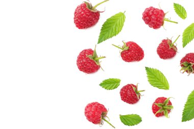 Olgun Ahududu yeşil yaprak beyaz arka plan üzerinde izole ile. üstten görünüm