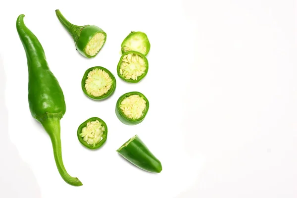 Gesneden Groene Hete Chili Pepers Geïsoleerd Witte Achtergrond Bovenaanzicht — Stockfoto