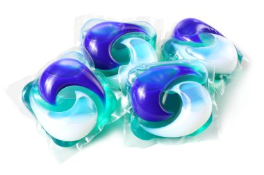 Beyaz arka plan üzerinde izole çamaşır deterjan kapsül bakla