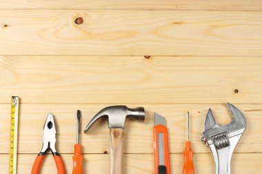 Endüstriyel araçlar kopya alanı ile ışık ahşap zemin üzerinde. Üstten Görünüm. Araçlar doku. Araçlar arka plan