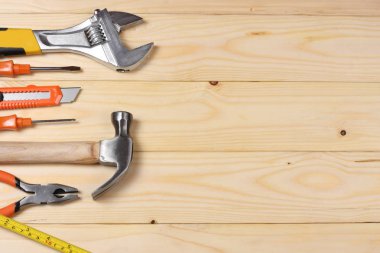 Endüstriyel araçlar kopya alanı ile ışık ahşap zemin üzerinde. Üstten Görünüm. Araçlar doku. Araçlar arka plan