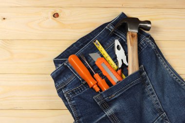 Endüstriyel araçlar kopya alanı ile ışık ahşap zemin üzerinde. Üstten Görünüm. Araçlar doku. Araçlar arka plan