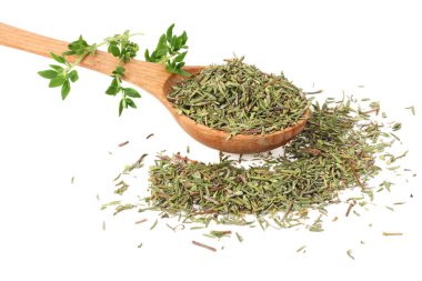 Beyaz arka plan üzerinde izole kurutulmuş kekik yaprakları ile yeşil kekik yakın çekim 