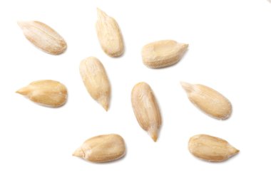 Beyaz arka planda izole edilmiş ayçiçeği tohumları. Üst görünüm 