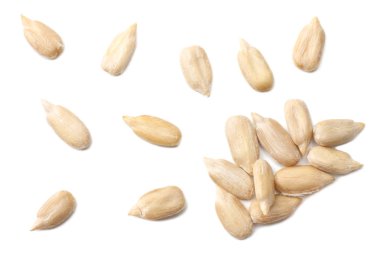 Beyaz arka planda izole edilmiş ayçiçeği tohumları. Üst görünüm 