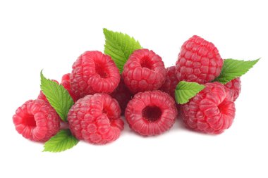 Olgun ahududu ve yeşil yapraklı beyaz arka plan makrosu. 