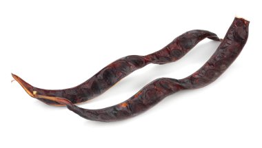 Beyaz arka plan üzerinde izole kuru akasya tohumları