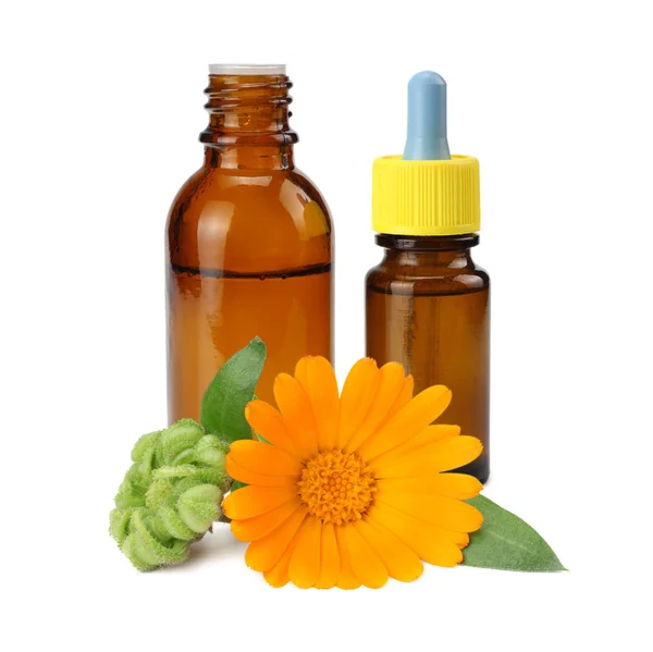 Botol Dengan Minyak Marigold Dengan Bunga Marigold Terisolasi Pada Latar — Stok Foto