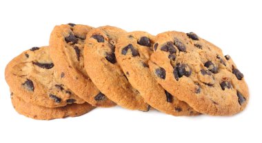 Beyaz arka planda izole edilmiş çikolatalı kurabiyeler. Tatlı bisküviler. Ev yapımı pasta.