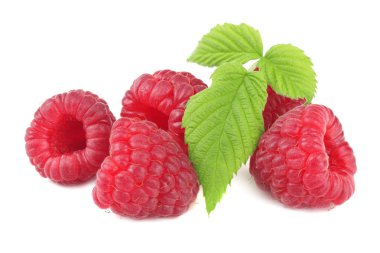 Olgun ahududu ve yeşil yapraklı beyaz arka plan makrosu.