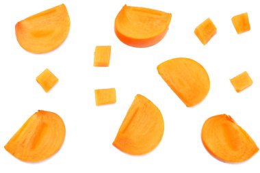 Beyaz arka planda izole edilmiş dilimleri olan taze olgun hurmalar. en üstteki görünüm