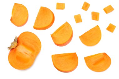 Beyaz arka plan üzerinde izole taze olgun Trabzon hurması dilimleri. üstten görünüm