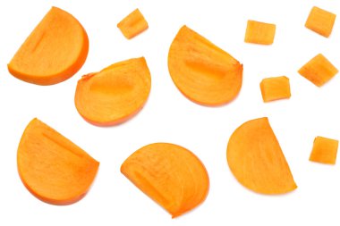 Beyaz arka plan üzerinde izole taze olgun Trabzon hurması dilimleri. üstten görünüm