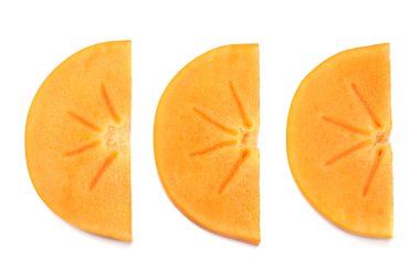 Beyaz arka plan üzerinde izole taze olgun Trabzon hurması dilimleri. üstten görünüm