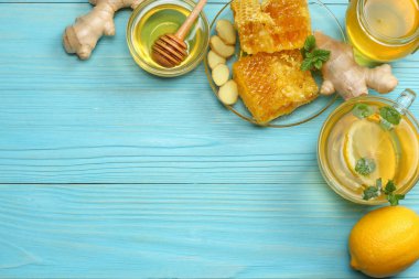 sağlıklı arka plan. Tatlım, petek, limon, çay, mavi ahşap masaya zencefil. Kopya alanı ile üstten görünüm
