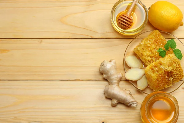 Gesunder Hintergrund Honig Waben Zitrone Tee Ingwer Auf Hellem Holztisch — Stockfoto