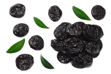 Kurutulmuş erik - erik yeşil yaprakları izole üzerinde beyaz arka plan. üstten görünüm