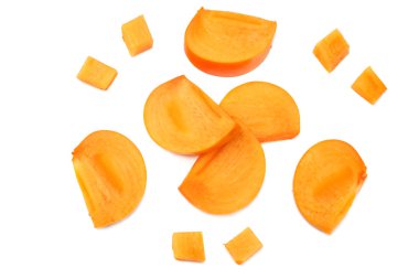 Beyaz arka plan üzerinde izole taze olgun Trabzon hurması dilimleri. üstten görünüm