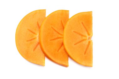 Beyaz arka plan üzerinde izole taze olgun Trabzon hurması dilimleri. üstten görünüm