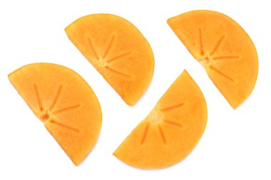 Beyaz arka plan üzerinde izole taze olgun Trabzon hurması dilimleri. üstten görünüm