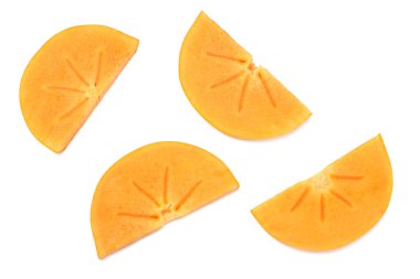 Beyaz arka plan üzerinde izole taze olgun Trabzon hurması dilimleri. üstten görünüm