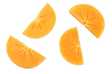 Beyaz arka plan üzerinde izole taze olgun Trabzon hurması dilimleri. üstten görünüm