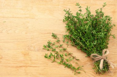 Ahşap zemin üzerine kekik grup. üstten görünüm