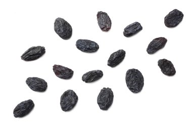 Beyaz arka plan üzerinde izole siyah kuru üzüm. üstten görünüm