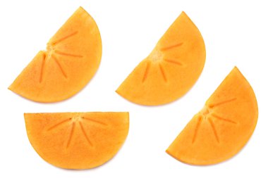 Beyaz arka plan üzerinde izole taze olgun Trabzon hurması dilimleri. üstten görünüm